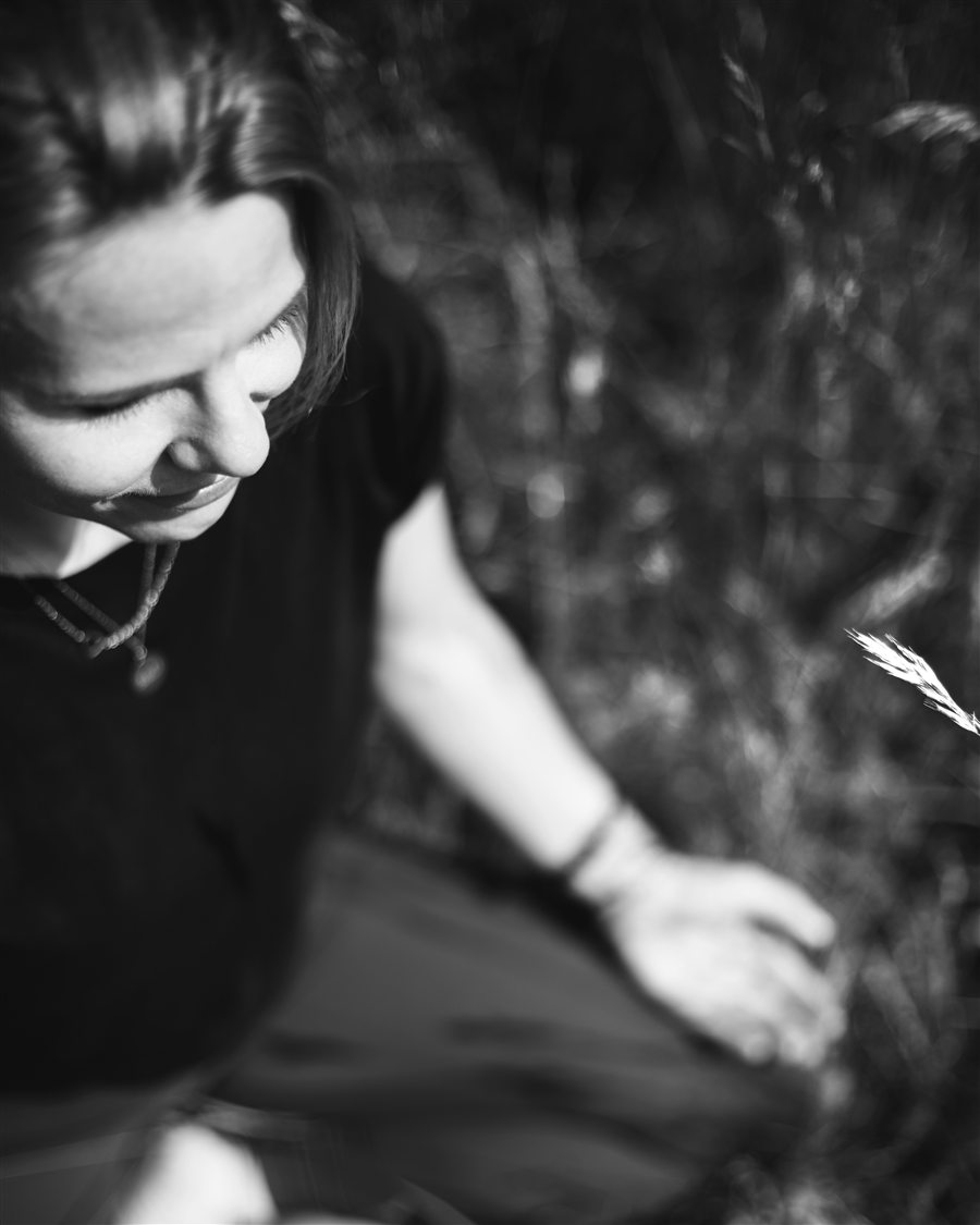 Veronika Jelenová sedí v trávě se skloněnou hlavou
